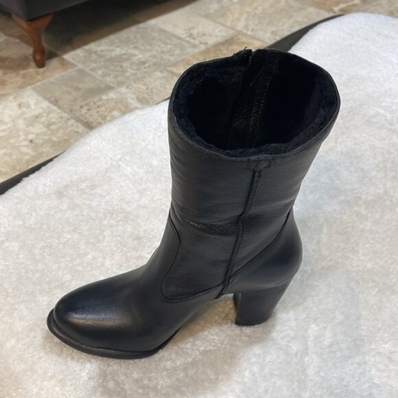 UGG Lynda Women's Shearling Boot - Picture 15 of 15